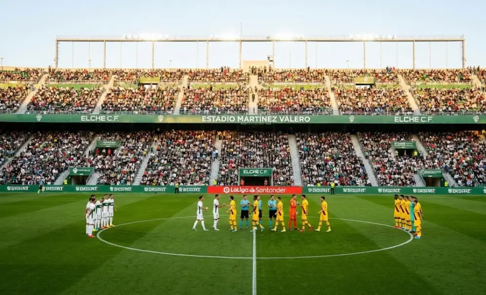 The teams line up on the pitch of the packed Estadio Martínez Valero moments before kickoff.